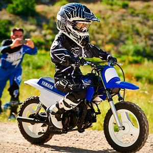 Motocross infantil. Uma mini moto, um capacete e muita diversão